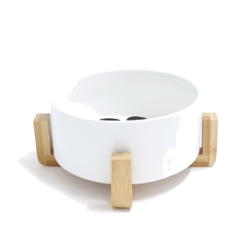 Weißer Haustierfutternapf mit einem Bambusständer, der ein minimalistisches Design und eine glatte Oberfläche aufweist.