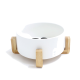Weißer Haustierfutternapf mit einem Bambusständer, der ein minimalistisches Design und eine glatte Oberfläche aufweist.