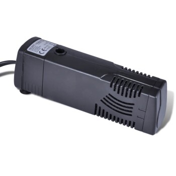 Schwarze Aquarienwasserpumpe mit Belüftungsöffnungen und einem Stromkabel, entworfen zur Zirkulation von Wasser in Fischbecken.