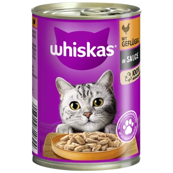 Nahaufnahme des Gesichts einer grauen getigerten Katze auf einer Whiskas-Dose, mit einer Schüssel mit Nassfutter. Text: "mit Geflügel in Sauce" und "100% Geschmack."