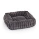 Graues, rechteckiges Plüsch-Haustierbett mit gerippter Textur, entworfen für kleine Hunde oder Katzen, auf weißem Hintergrund.