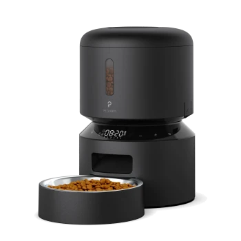 Automatischer Futterspender für Haustiere im eleganten schwarzen Design mit einem digitalen Timer, der 08:20 Uhr anzeigt, gefüllt mit Trockenfutter in einer Edelstahlschüssel.