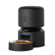 Automatischer Futterspender für Haustiere im eleganten schwarzen Design mit einem digitalen Timer, der 08:20 Uhr anzeigt, gefüllt mit Trockenfutter in einer Edelstahlschüssel.