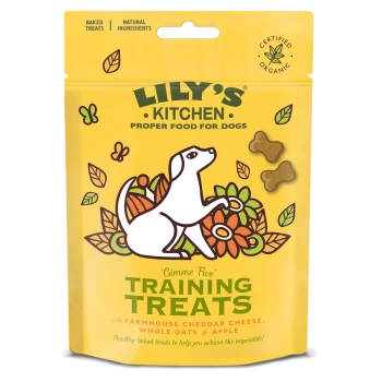 Gelbe Tüte von Lily's Kitchen Training Treats für Hunde, mit einem weißen Hund und "Cimme Five" mit Cheddar, Hafer und Apfel.
