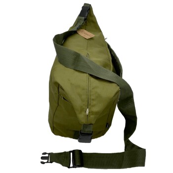 Olivgrüne Haustiertragetasche mit verstellbarem Schultergurt und Reißverschluss, mit kleinem Etikett „Romney“.