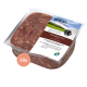 Ein quadratisches weißes Geschirr, gefüllt mit rohem, fein gehacktem rotem Fleisch, auf einer Holzoberfläche platziert.