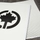 Schwarz-weiße Haustiermatte mit einem stilisierten Ahornblatt-Logo, auf einer strukturierten weißen Oberfläche platziert.