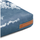Nahaufnahme eines blauen Haustierbettes mit einer strukturierten Oberfläche und einem braunen Lederschild, auf dem "REXPRODUCT.COM" steht.