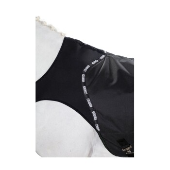 Nahaufnahme eines Pferdes mit einem schwarzen, passgenauen Sattelpad mit weißer Markenkennzeichnung, das das Material und die Designdetails zeigt.