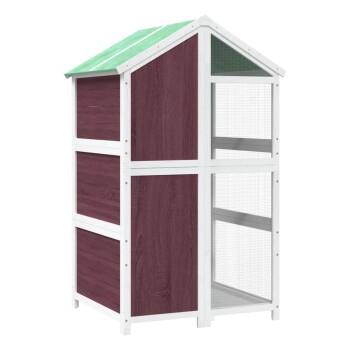 Outdoor-Holzhaustierhaus mit grünem Dach und weißem Rahmen, mit geschlossenen und mit Netz versehenen Bereichen.