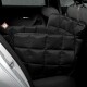 Schwarze Autositzabdeckung für Haustiere mit gestepptem Design, positioniert auf dem Rücksitz eines silbernen Autos.