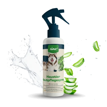 Sprühflasche für die Hautpflege von Haustieren mit einem Sprühkopf, mit Aloe-Vera-Scheiben und Wasserspritzern, beschriftet mit "Haustier Hautpflege Spray."