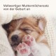 Schlafender Welpe, eingewickelt in eine gemütliche Decke, mit dem Text 'Vollwertiger Muttermilchersatz von der Geburt an' darüber.