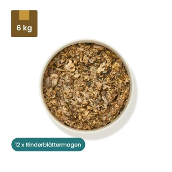 Gefrorenes Haustierfutterpaket mit der Aufschrift "Rinderblättermagen, 500 g" und einer Schüssel mit dem Futter daneben, das eine stückige, fleischige Textur zeigt.