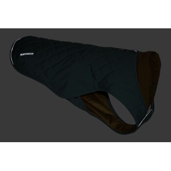 Dunkelgrüne Hundejacke mit einem gesteppten Design, mit dem Markennamen "RUFFWEAR" an der Seite und einem braunen Innenfutter.