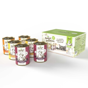 Dosen von Betty's Selektion Katzenfutter in verschiedenen Geschmacksrichtungen, mit einer grünen Box, die "Betty's Selektion #3" zeigt, mit einer Katze und Text auf Deutsch.