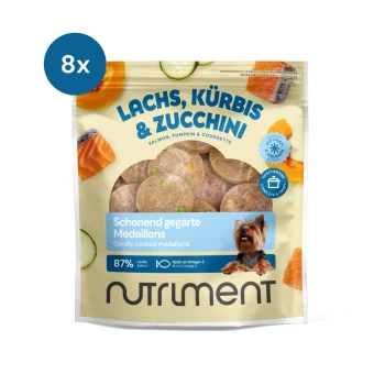 Verpacktes Haustierfutter mit Lachs, Kürbis und Zucchini, beschriftet mit 'Nutriment', mit '8x' und '87% Lachs' Text.