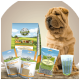 Ein Shar Pei sitzt neben Haustierfutterprodukten: einer großen Tüte "BELLIOR LANDGUT-SCHMAUS", "Nierenkraft Pulver," "Immuns Pulver," und Leckerlis.