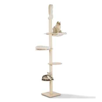 Een hoge beige kattenboom met een hangmat, ronde bed en zitplaats, met een fluffy crème kat bovenop en een gestreepte kat in het midden.