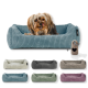 Ein gemütliches blaues Hundebett mit gerippter Textur, begleitet von einer kleinen Haustier-Wasserflasche, die mit verschiedenen Farboptionen darunter angezeigt wird.