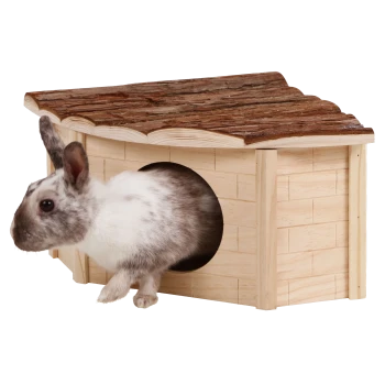 Ein grau-weißer Kaninchen kommt aus einem Holzhaus mit einem rindenbedeckten Dach, das für kleine Haustiere entworfen wurde.