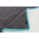 Grau Haustierdecke mit einer weichen Fleece-Textur, mit einem hellblauen Rand und einem kleinen schwarzen Etikett mit der Aufschrift "Trixie."
