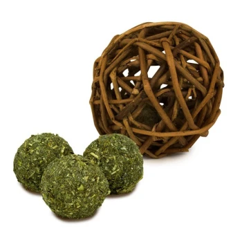 Katzenminze Ball Eine geflochtene Holzkugel neben drei grünen Kräuter-Leckerbissen für Haustiere, ideal zum Kauen und Spielen.
