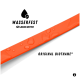 Nahaufnahme des Rückens eines schwarzen Hundes, der ein leuchtend orangefarbenes Geschirr mit Leinenbefestigung trägt, das das Design und die Textur des Geschirrs zeigt.