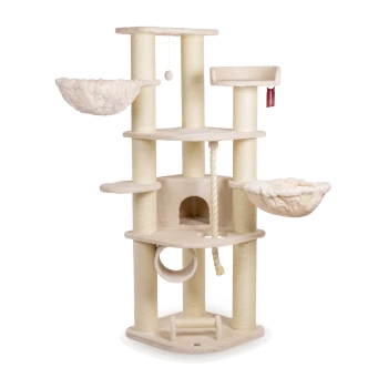 Katzenbaum mit mehreren Ebenen, weichem cremefarbenem Stoff, zwei hängenden Körben, Kratzsäulen und einem Seilspielzeug.