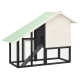 Ein hölzernes Haustierhaus mit einem geneigten grünen Dach, mit einem Netzfront, einer Rampe und einem geschlossenen Bereich für kleine Tiere.