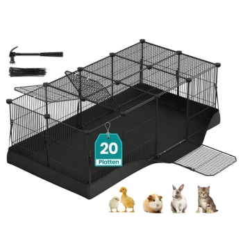 Schwarzer Drahtkäfig für Kleintiere mit Kunststoffboden, Deckel- und Seitentüren, Zubehör und Anhänger "20 Platten", gezeigt mit Küken, Entenküken, Meerschweinchen, Kaninchen und Katze.