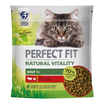 Torba z jedzeniem dla kotów z zbliżeniem na puszystą twarz kota, oznaczona "Perfect Fit Natural Vitality", z tekstem "dorosły 1+" i "70% białka".