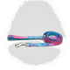 Eine bunte Haustierleine mit einem Batikmuster in Rosa- und Blautönen, mit einem silbernen Metallclip zur Befestigung.