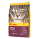Nahaufnahme des Gesichts einer Katze auf einer Tüte Josera Senior Katzenfutter, die Vorteile wie Anti-Aging und leichte Verdaulichkeit hervorhebt.