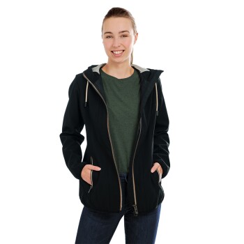 Eine Person, die eine schwarze Jacke mit Reißverschluss und Kapuze über einem grünen Shirt trägt, mit den Händen in den Taschen, vor einem weißen Hintergrund stehend.