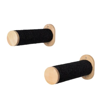 Zwei wandmontierte Kratzbäume für Katzen mit natürlichen Holzbasen und mit schwarzem Sisal umwickelten Zylindern.