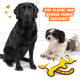 Ein schwarzer Hund und ein kleiner braun-weißer Hund sitzen neben einem gelben katzenförmigen Spielzeug. Der Text lautet: "FÜR KLEINE UND GROSSE HUNDE GEEIGNET."
