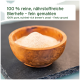 Eine Holzschüssel mit fein gemahlenem beigem Bierhefe auf einer dunklen Schieferoberfläche, mit Text in Deutsch und Englisch über seine Reinheit und Nährstoffe.