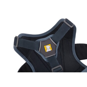 Nahaufnahme eines Hundegeschirrs mit einem grau-schwarzen Design, mit einem Logo eines Hundes auf gelbem Hintergrund in der Mitte.