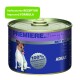 Dosenfutter für Hunde mit der Aufschrift "Premiere" und einem Hund, der sich die Nase leckt, mit dem Text "100% Frisches Fleisch" und "Verbesserte Formel."