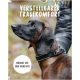 Eine Nahaufnahme eines braunen Hundes mit einem verstellbaren Halsband, mit dem Text "Verstellbarer Tragekomfort" und "Wächst mit dem Hund mit" in einer verspielten Schriftart.