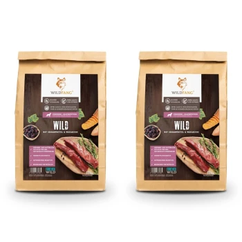 Zwei Beutel WILDFANG Haustierfutter, 12 kg, mit Fleisch, Süßkartoffeln und Heidelbeeren, beschriftet mit "gesunde und natürliche Zutaten."