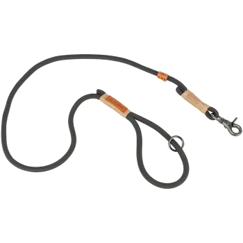 Eine strapazierfähige schwarze Hundeleine aus geflochtenem Seil, mit einem Ledergriff und einem Metallclip zur Befestigung.