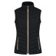Schwarze ärmellose Steppweste mit hohem Kragen und Reißverschluss vorne, mit zwei Seitentaschen und einem Logo-Patch am unteren Ende.