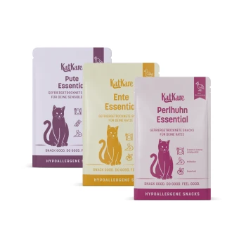 Drei KatKare Katzen-Snack-Tütchen — Pute, Ente, Perlhuhn Essential. Sichtbarer Text: 'Hypoallergene Snacks' und 'Snack good. Do good. Feel good.'