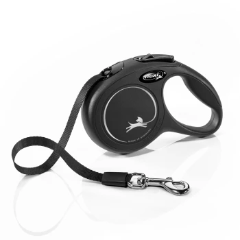 Czarna, zwijana smycz dla psa z wygodnym uchwytem i srebrnym klipsem, z logo i tekstem 'MADE IN GERMANY.'