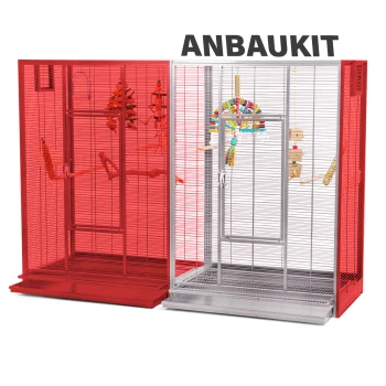 Voliere Anbaukit New Melbourne Ein Seitenvergleich von zwei Vogelkäfigen; einer ist rot mit Spielzeugen und Sitzstangen, der andere ist silber mit bunten Accessoires. Der Text lautet "ANBAUKIT."