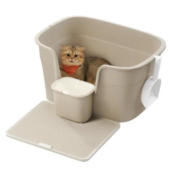 Eine beige Katzenstreu-Box mit einer Katze darin, die ein rotes Halstuch trägt, mit einem kleinen Aufbewahrungsbehälter und einer gestreiften Matte darunter.