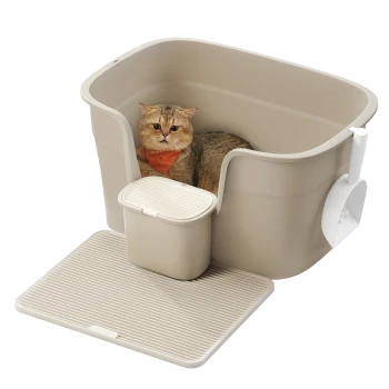 Eine beige Katzenstreu-Box mit einer Katze darin, die ein rotes Halstuch trägt, mit einem kleinen Aufbewahrungsbehälter und einer gestreiften Matte darunter.