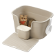Eine beige Katzenstreu-Box mit einer Katze darin, die ein rotes Halstuch trägt, mit einem kleinen Aufbewahrungsbehälter und einer gestreiften Matte darunter.